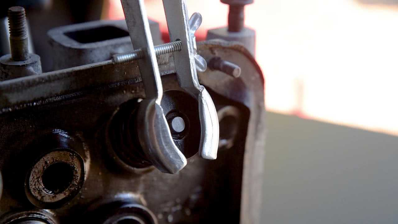 How to Use a Valve Spring Compressor? WENZHOU BRUIDE PRECISION METAL