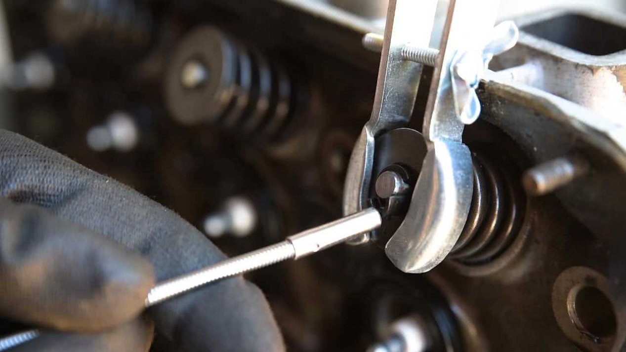 How to Use a Valve Spring Compressor? WENZHOU BRUIDE PRECISION METAL
